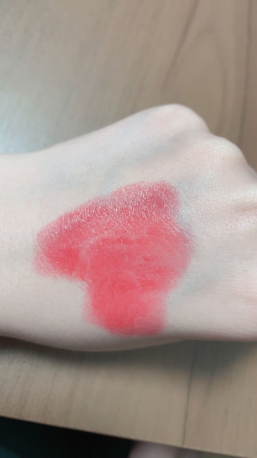 a on LIPS 「GIVENCHYの赤リップツヤ感があり、使いやすいと思います。..」（4枚目）