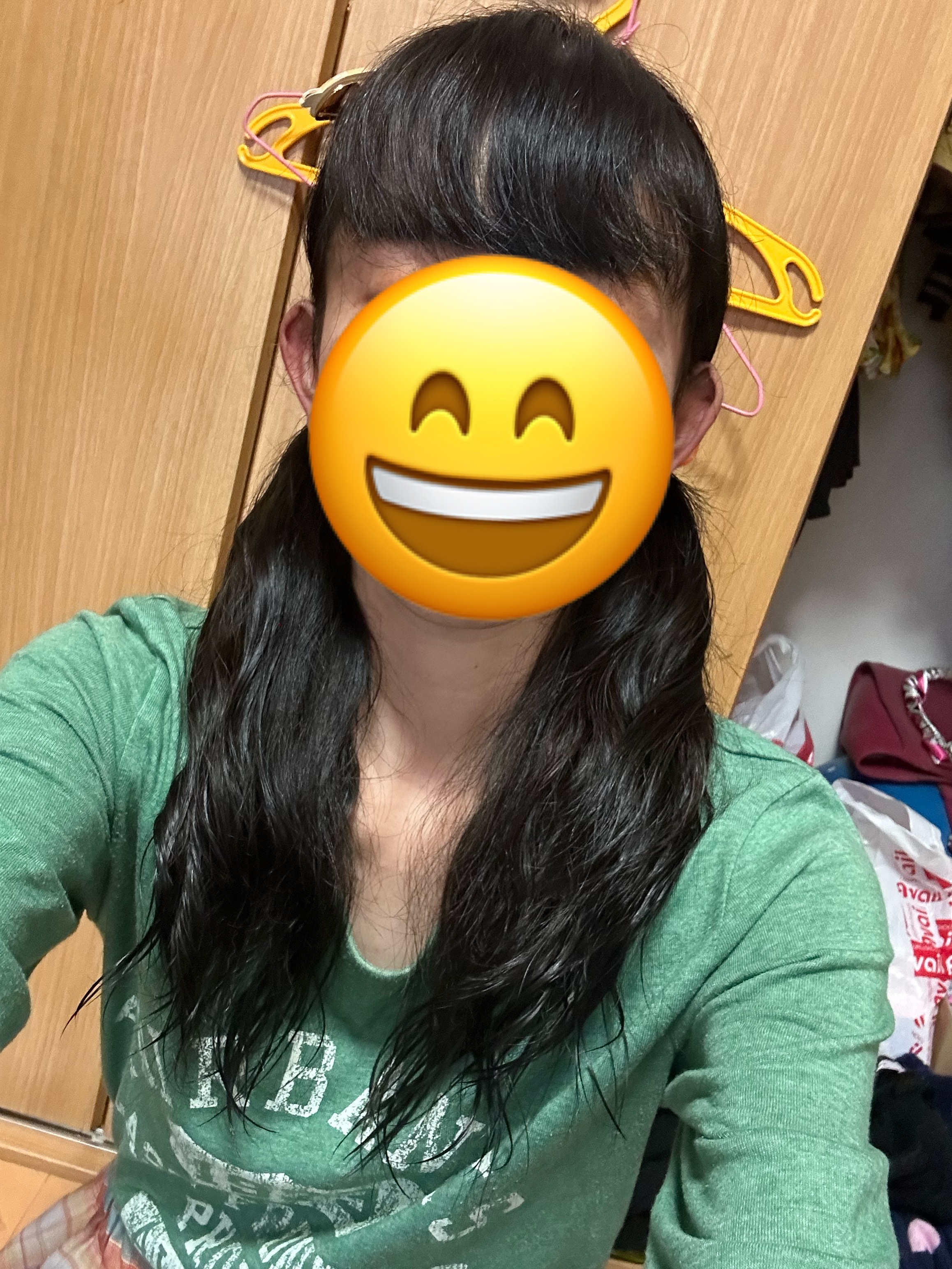 金髪だったのを黒く染めました
使ったのはリーゼ泡カラー 髪色もどしナチュラルブラックです
こちらは泡で出るタイプです
昔泡の染粉使ったことあってその時は足りたのですが…
今は髪の毛がロングで一箱では足りず急遽1箱買い足して染めました
黒髪は