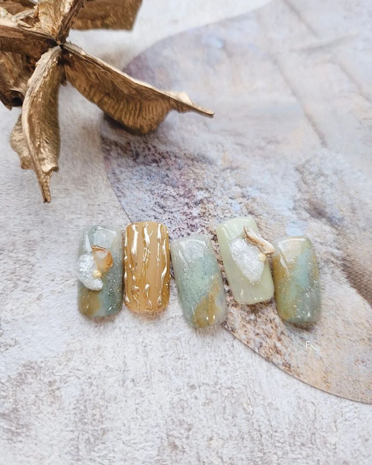 e_nails//フォロバ◎//ネイルとコスメ好きママ on LIPS 「個性派ニュアンスネイル🙌🏻福袋に入ってた気まぐれキャットのテラ..」(2枚目)