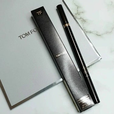 TOM FORD BEAUTY アイ ディファイニング ペンのクチコミ「TOM FORDでリピ買いし続けてる逸品😘❤

何本も使ってるけど、ブラックのアイライナーはこ.....」（1枚目）