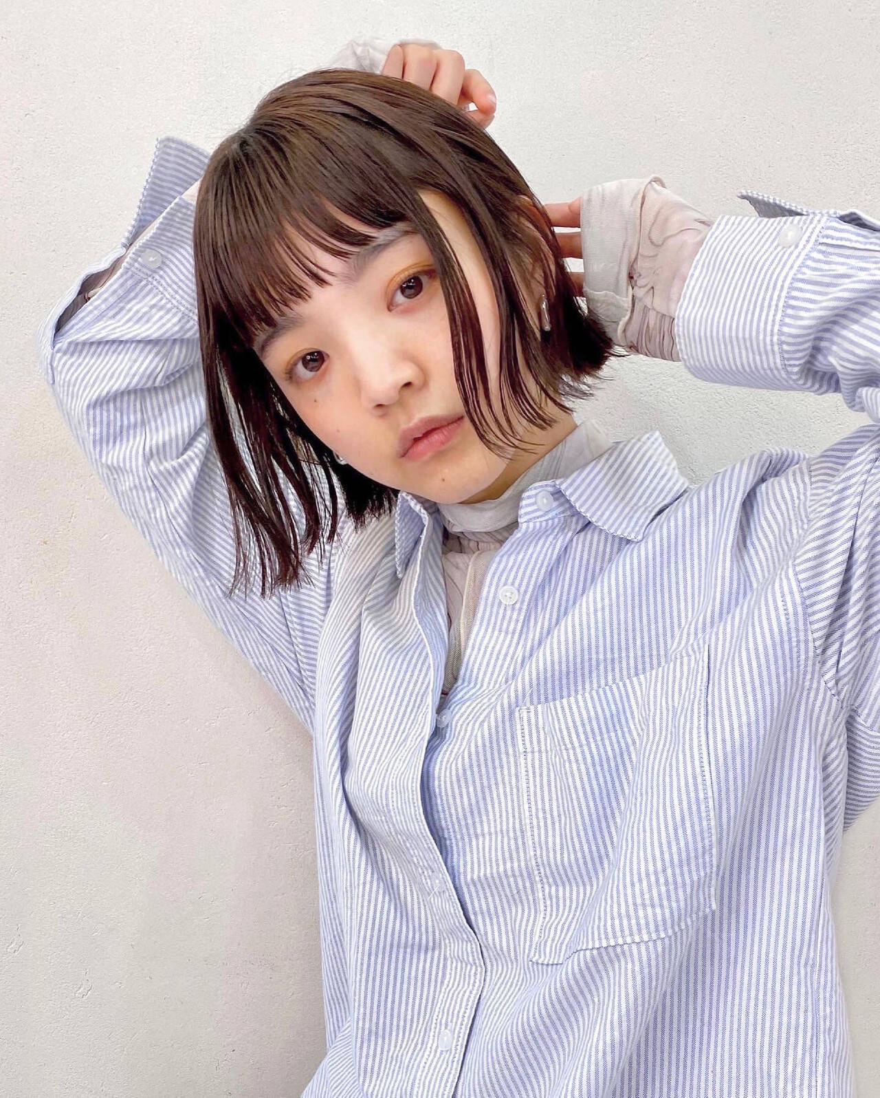 「前髪のくせ毛がひどい…うねりや割れる原因を解説！くせ毛を活かす方法も紹介」の画像（#552786）