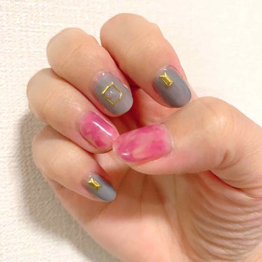 セリアのジェルネイルで春っぽいネイルに挑戦しました💅🏼
使ったのはグレー、ベイクドピンク、ミルキーベージュの3色のみなのですが、発色もいいし色味も可愛いし、そして何より1色100円という破格…！！
容量