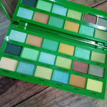 Tasty Palette Avocado/MAKEUP REVOLUTION/パウダーアイシャドウを使ったクチコミ（3枚目）