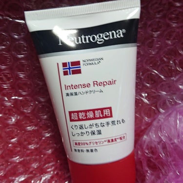 乾燥して 指先がガサガサ
切れて痛かったり😥
ハンドクリームはいくつあってもいいよね
Neutrogena　インテンスリペア ハンドクリーム
超乾燥肌用😊
ワセリンみたいな感じ
でもワセリンより ベタつ