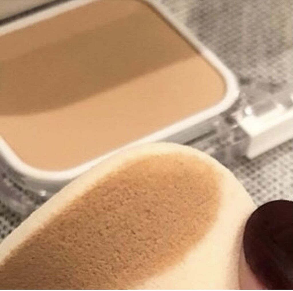 d プログラム 薬用 スキンケアファンデーション（パウダリー）のクチコミ「肌表面はサラサラと軽いつけ心地でありながら、パサッと感がでず調子が悪い肌でもそれなりに見せてく.....」（3枚目）