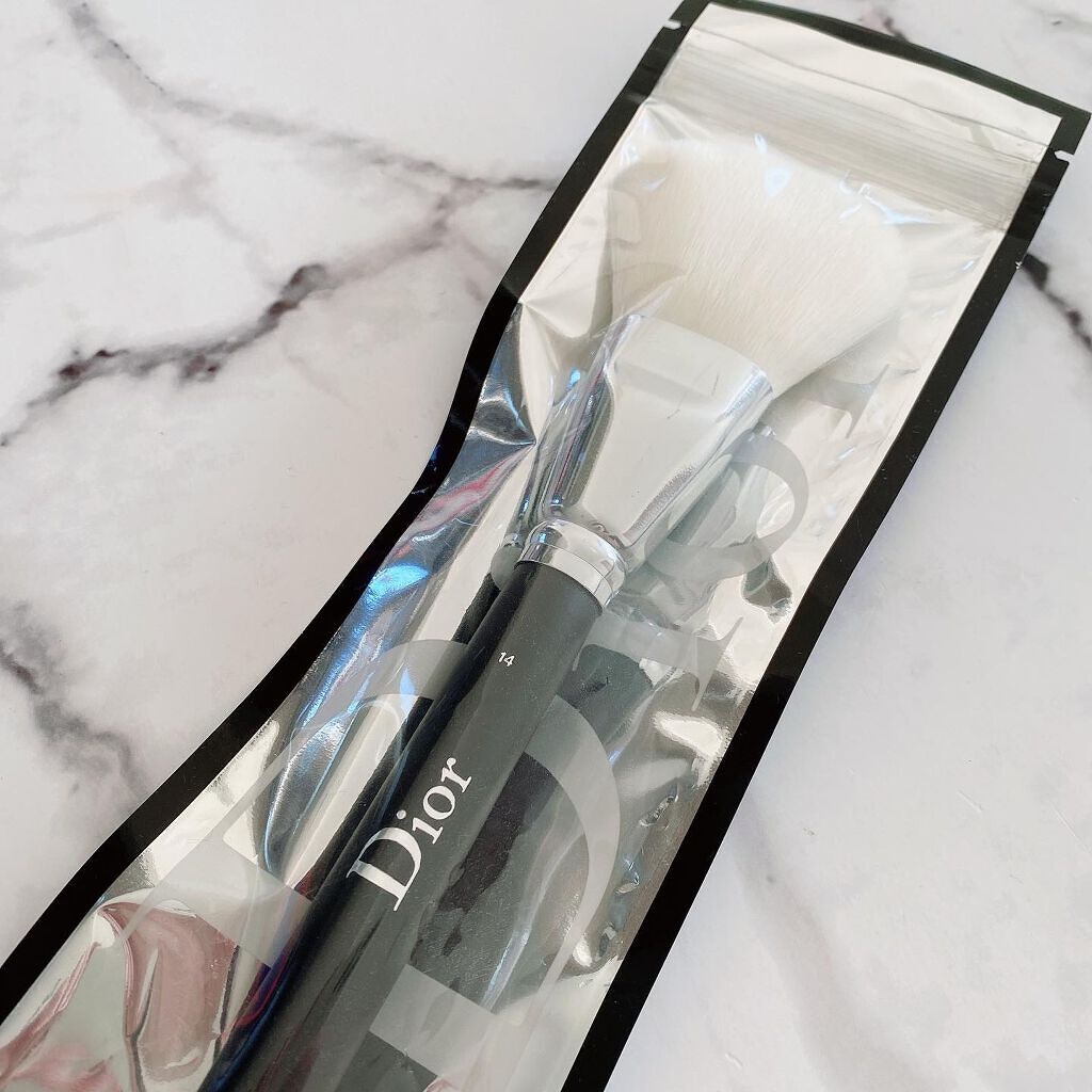 試してみた】ディオール バックステージ パウダー ファンデーション ブラシ／Dior | LIPS