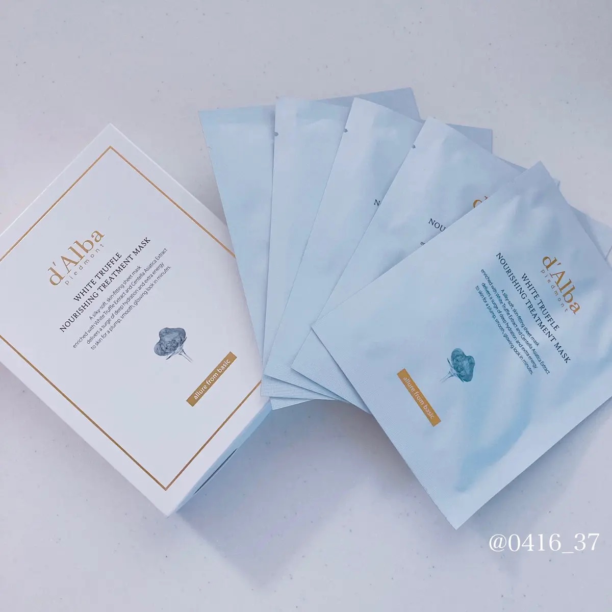 ダルバ・ホワイトトリュフナリシング
トリートメントマスク🤍

イタリア産ホワイトトリュフが肌に
水分を供給し肌を整えて、
ざらついて乾燥の気になる肌を
なめらかでツヤのある肌に導く✨

シートに液がたっぷりついて
肌に密着するので気持ちい