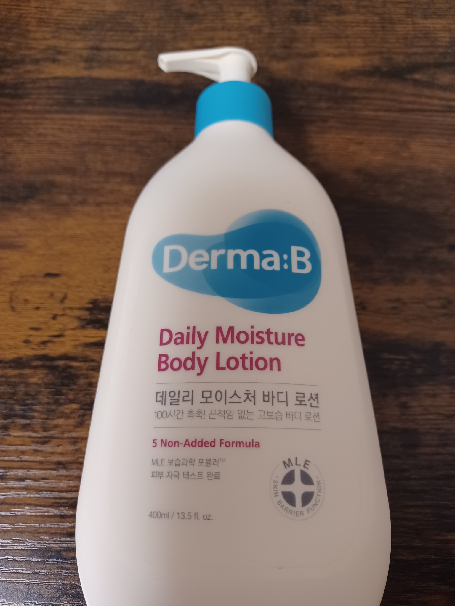 美肌の国、韓国で大人気アイテム！
デイリーモイスチャーボディローション。
私は今脱毛中なので、肌が乾燥すると死活問題…！
冬とか足に粉ふくし…絶対に乾燥出来ないのです。
こちらを使用していますが、一番良いのはベタつかない所。
毎日お風呂上が