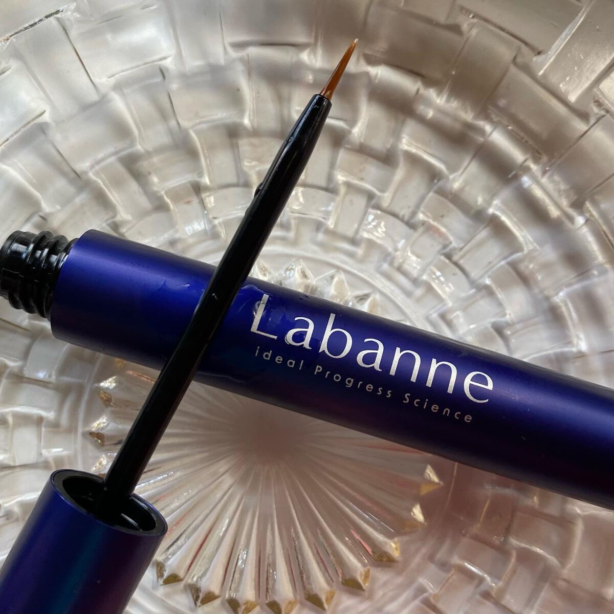 .

マツエクしてるので、まつ毛のダメージ防止に美容液は毎日欠かせないアイテムです。


まつ毛にも眉毛にも使える用美容液です。　

これだけだとありがちですが
”韓国で話題のダーマコスメ”です。　

肌質改善を目的として作られたコスメ、す