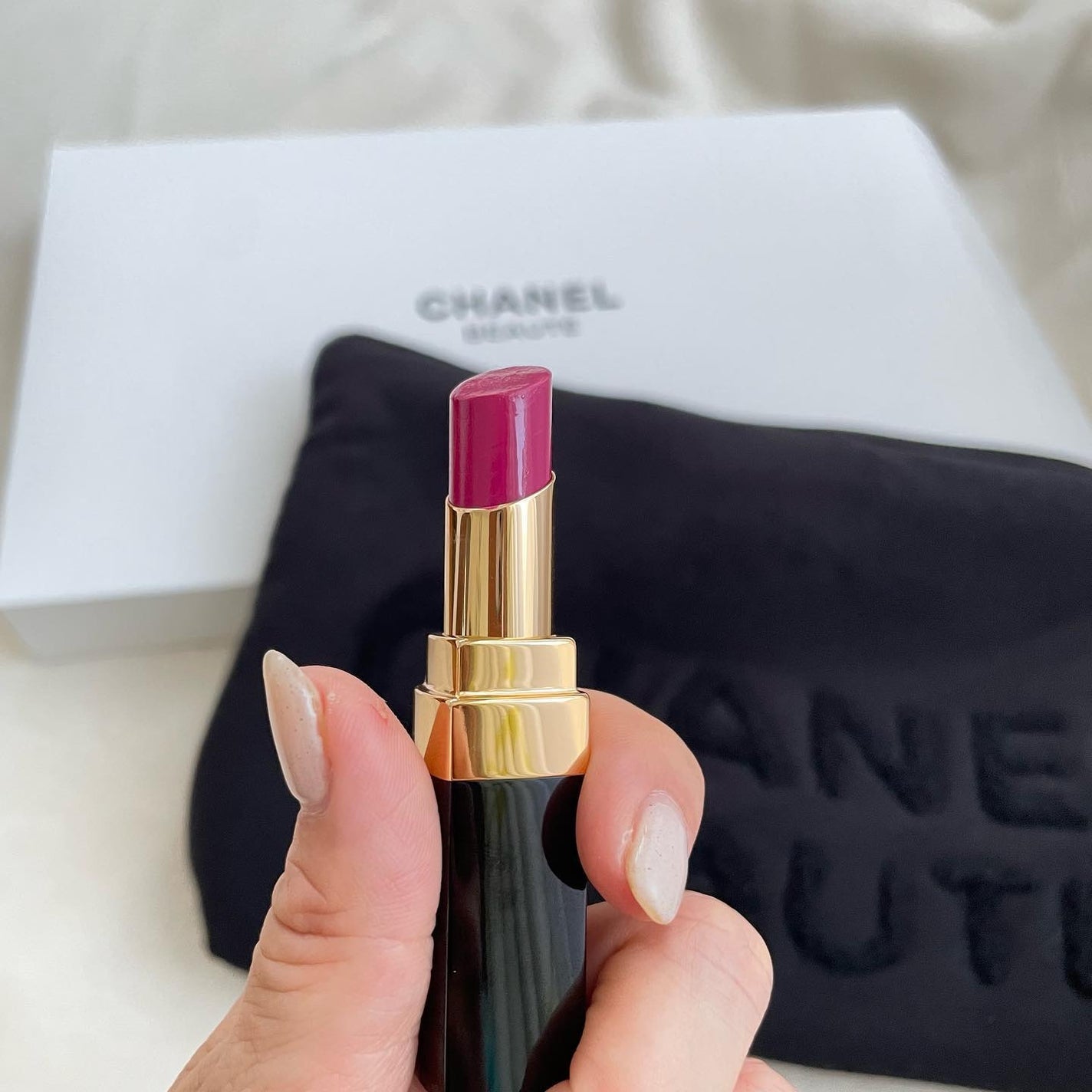 HIROMI アラフォーコスメ on LIPS 「【ブルベ冬のオシャレリップ💄】モノトーンコーデにカシスリップと..」(1枚目)