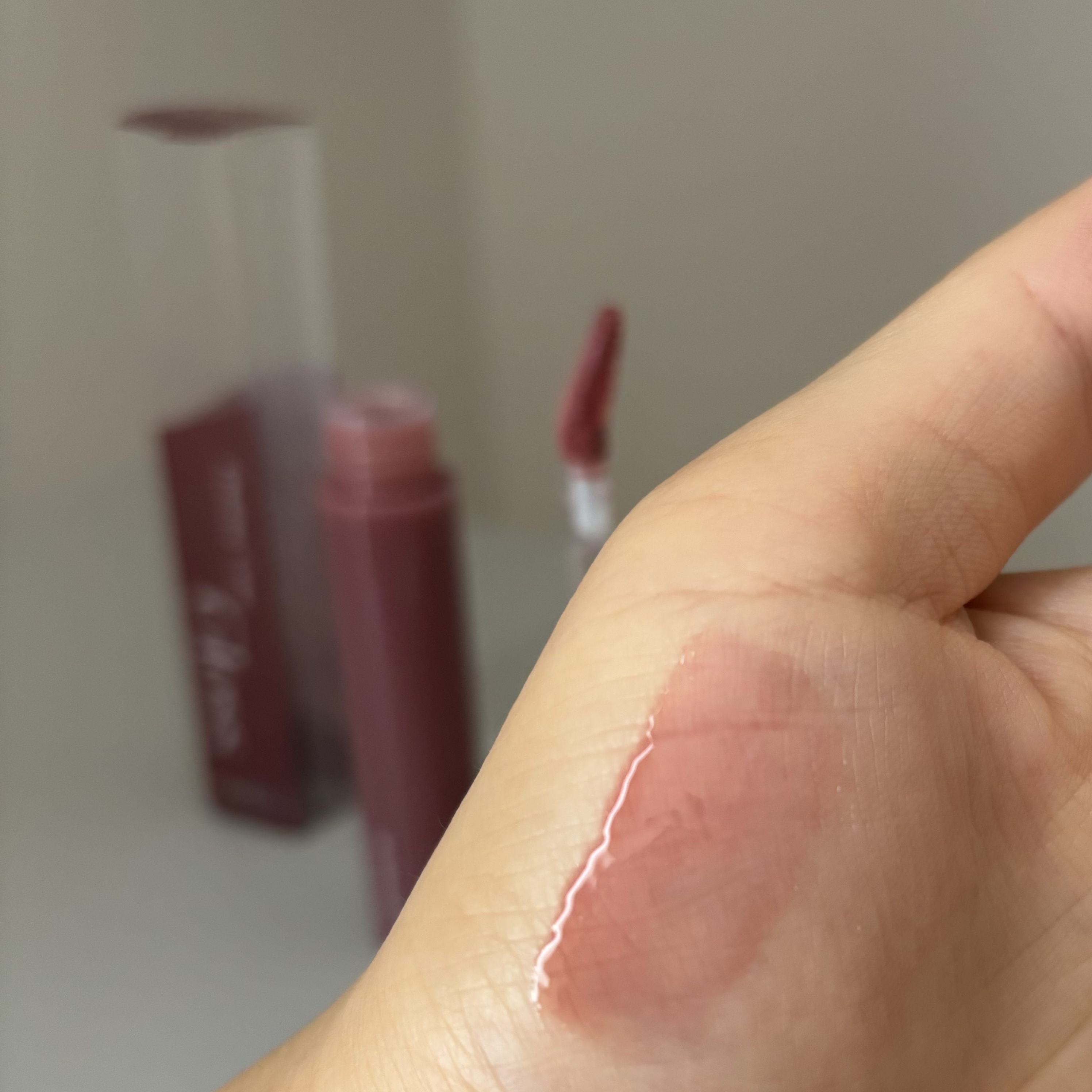 グラスティングカラーグロス 05 ディムモーブ(DIM MAUVE) /rom&nd/リップグロスを使ったクチコミ（2枚目）