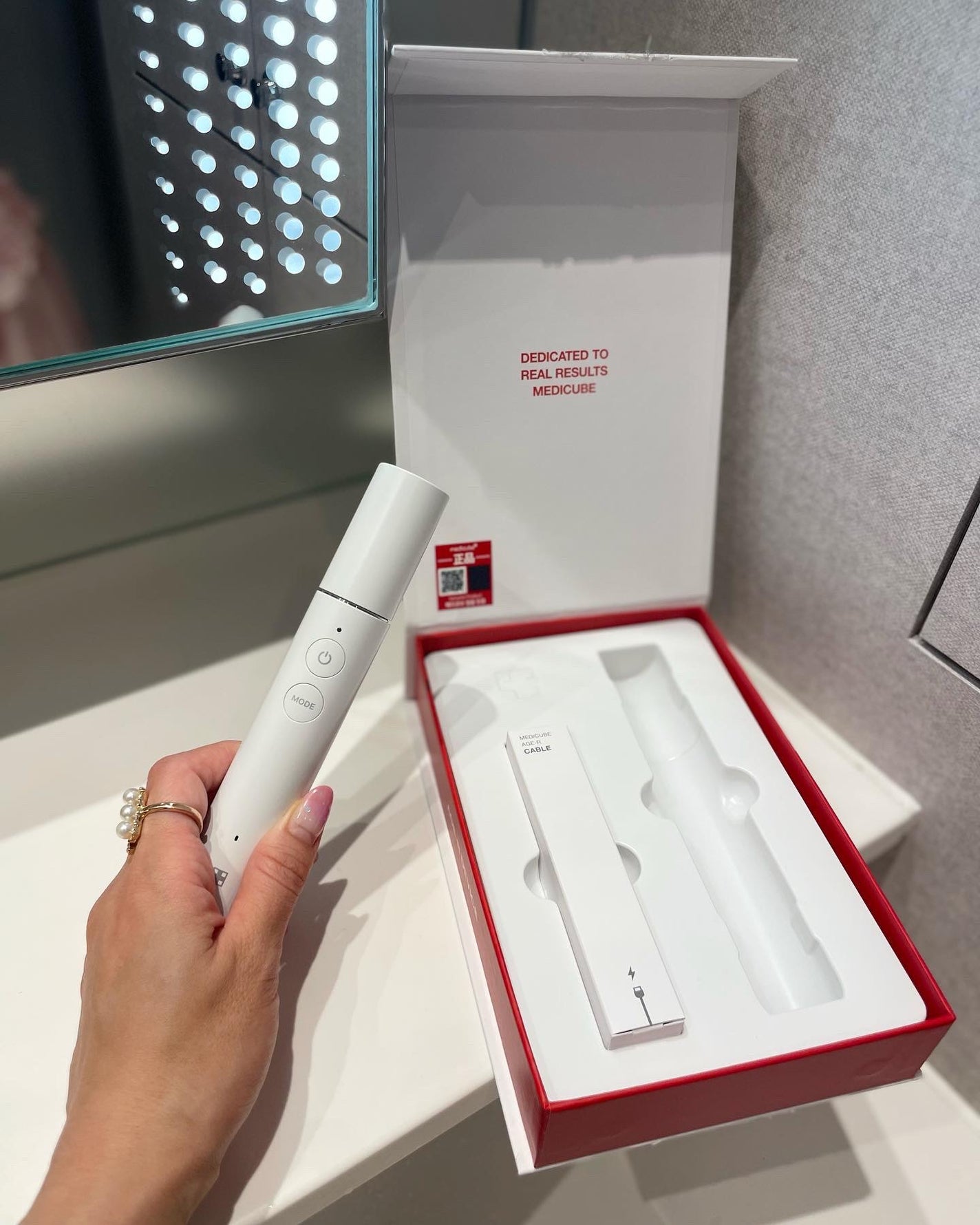 AGE-Rアイショット|MEDICUBEの使い方を徹底解説 - 目元が気に AGE-Rアイショット|MEDICUBEの使い方を徹底解説 - 目元が気に