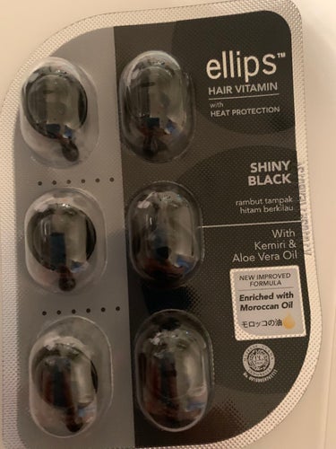 ダイソーのellipsのヘアーオイル、シャイニーブラックを試してみました。

こういうやつはいつも歯で開けるのですが
1つだけめちゃくちゃ固くオイルを出すのも固くて全然出てきませんでした、、、


ただ