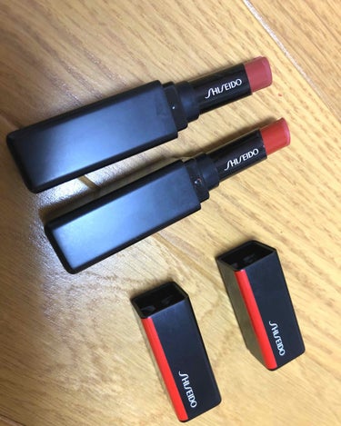 SHISEIDO ヴィジョナリージェルリップスティック
Shizuka Red 223 (上)
Lantern Red 220 (下)


生チョコのように唇の上で優しくとろけるリップです。こんなに柔ら