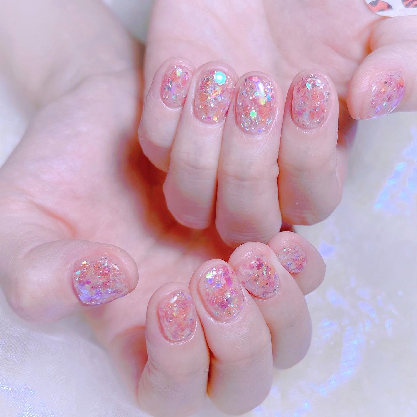 なかやまちえこ on LIPS 「ホログラムきらきらネイル💅⠀⠀@chapon_930⠀手と足お..」(1枚目)