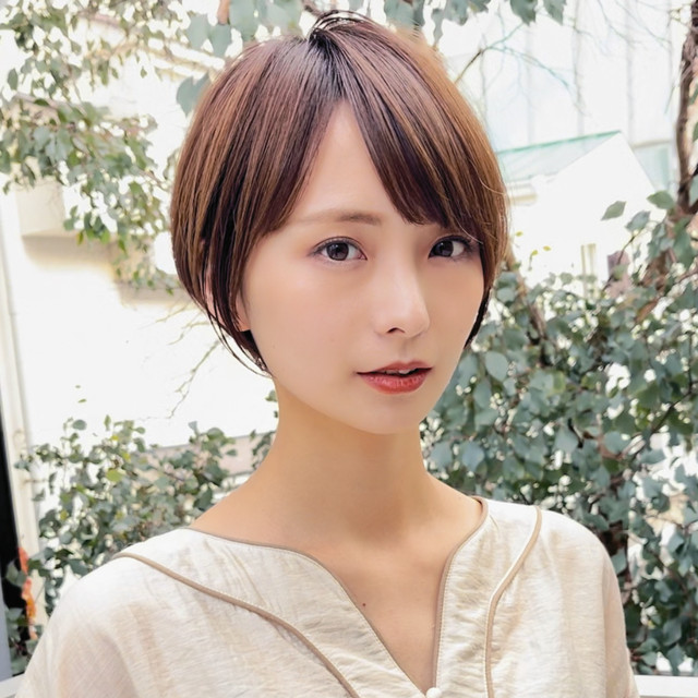 流し前髪のショートカットの女性