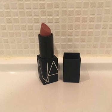 こんばんはーーお久しぶりです！
久しぶりに当たりの色を探せたので投稿します！

【NARS リップスティック 2972 MAT】

私M.A.Cのモカの色味が大好きで夏はほとんど毎日つけてたんですが、秋