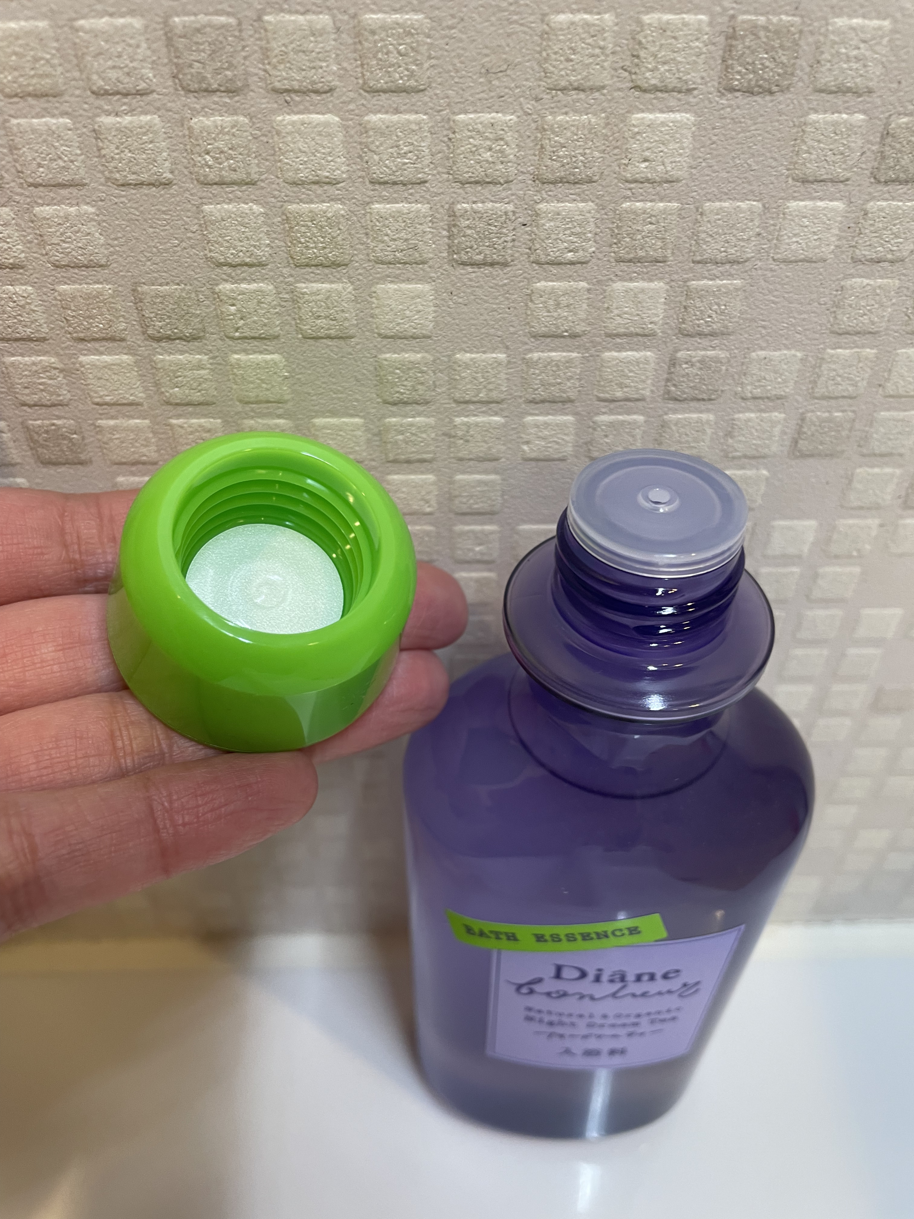 ダイアン ボヌール バスエッセンス ナイトドリームティーの香りのクチコミ「ダイアンのバスエッセンス発見！


透明の液体だけど、浴槽に直接シャバシャバ入れると乳白色に変.....」（2枚目）