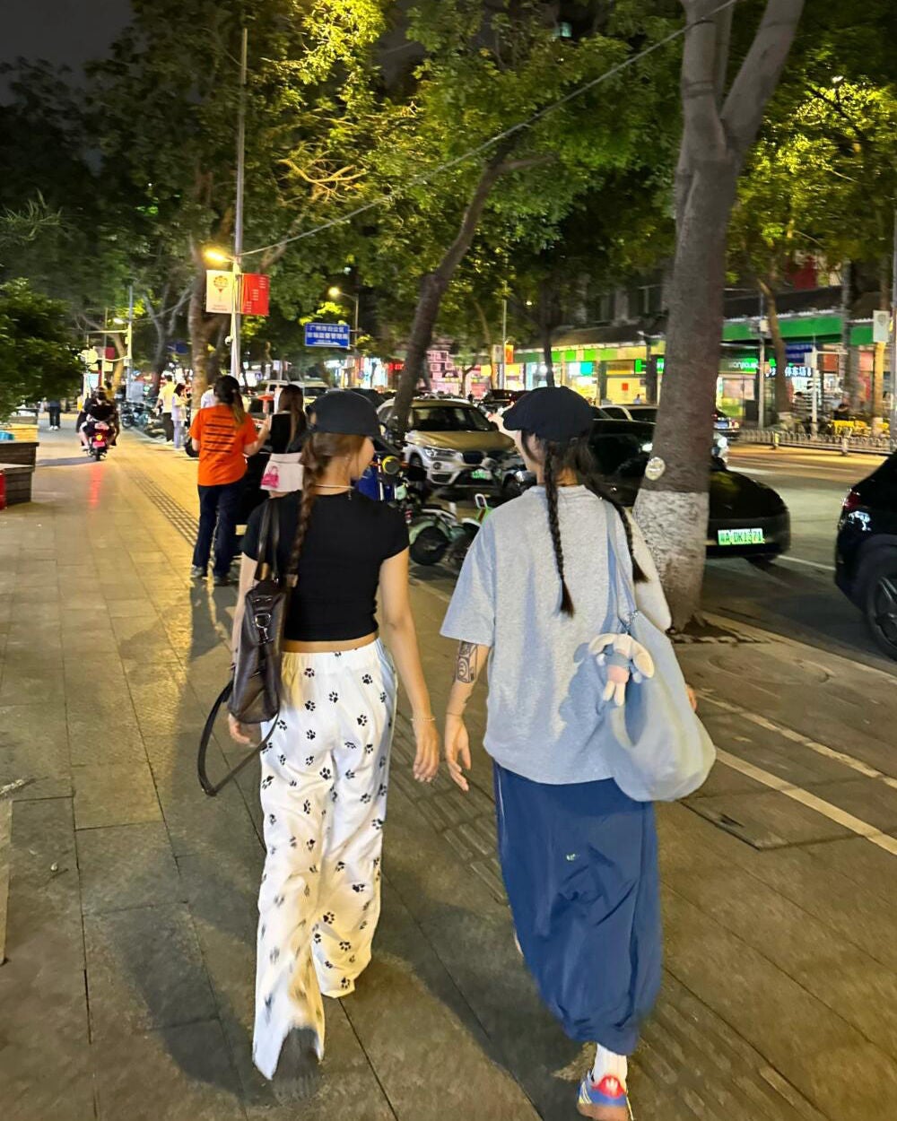 ひとみ on LIPS 「呼んだらすぐに来てくれる友情は本当に楽しいですね#コーデ#韓国..」(5枚目)