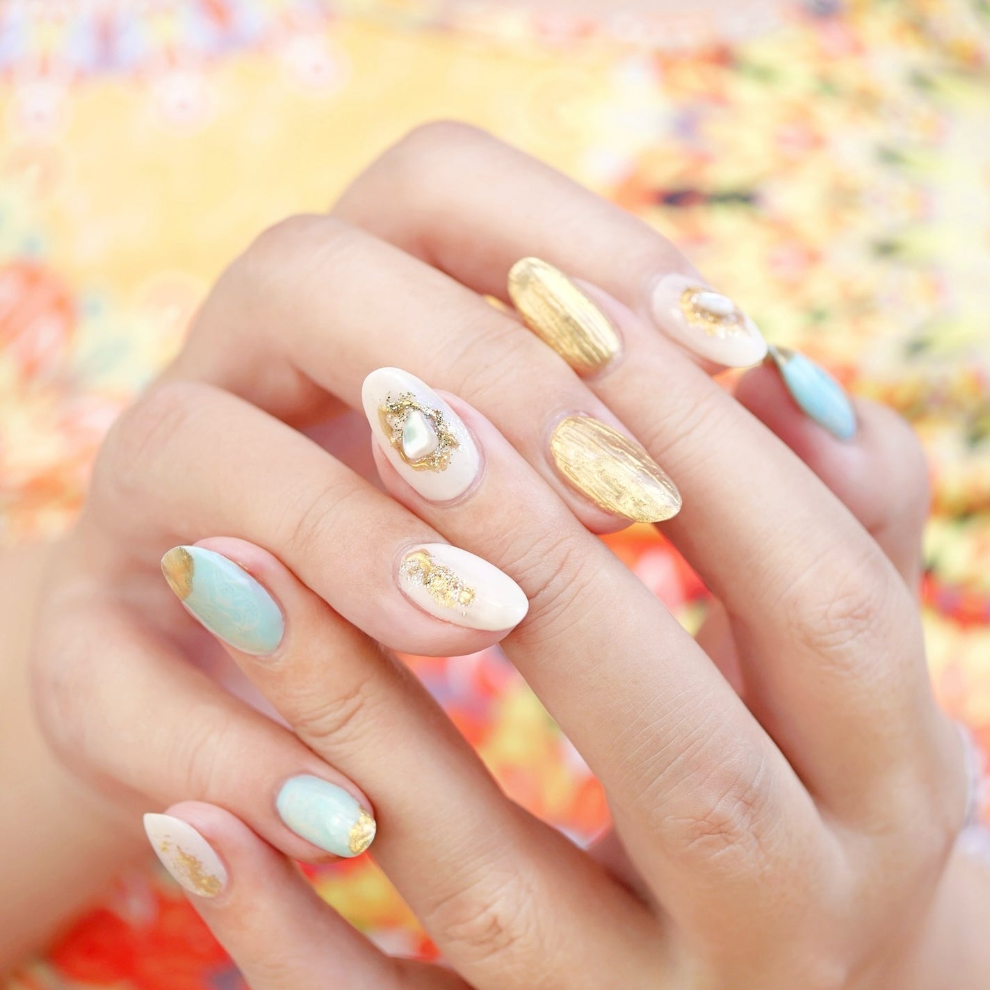 Rin★ on LIPS 「夏っぽい天然石ネイルにチェンジ。日差しに映えるゴールドがお気に..」(4枚目)