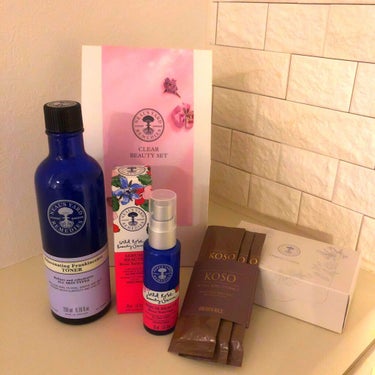 NEAL’S YARD REMEDIES 
CLEAR BEAUTY SET: 12,100円（税込）

・フランキンセンスウォーター
・ワイルドローズビューティーセラム
・ポンプディスペンサー
を少し