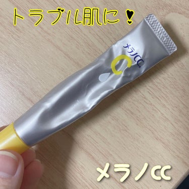 💛ニキビ肌に…！！
メラノCCの美容液

最近よく使ってる美容液です‪💧‬🍋
ニキビがほんとに酷くて…
こちらの商品が良いと噂を聞いたので、
購入してみました！

乳液で顔を保護する前に、
手に5滴くら