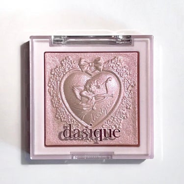 dasique新作ハイライト🏹💗正直…😿

dasique / Luxe Glow Highlighter
02 Pink Light ¥2,990 #購入品
────────────

シマーなベースに小さなパールがチラッと輝くようなすごく上品な輝き方で、光沢感はかなり控えめ。(4枚目 / 手の甲のスウォッチが分かりやすいです)公式写真で期待していた光沢･ラメ感が無いのが残念тт

02は透け感のある白みピンクがベースで、角度によって偏光ピンクが出てきて綺麗。少しベージュみもあり肌なじみが良いです。

粉質は固め。サラっと系+少しジェリーテクスチャの要素があり密着力は悪くない。ただ粉質が特別良いとも感じにくかったです…。
値段は安くはないですが、内容量が7.0gと比較的多めなのでコスパはそこまで悪くないのかも?

もっとハイライトらしい“ビーム!”なツヤ感がお好きな方は、偏光ピンクだとlilybyred、TheピンクだとLAKAがおすすめ。しっとり粉質×程よく光沢感ならムジゲマンションを推薦します🤝🏻

────────────
仕上がりも粉質も期待しすぎた感があったので他カラーの購入はないかなぁ😿ツヤはこれはこれで綺麗なので自然な光沢感がお好きな方、ラメのギラつきが苦手な方にはおすすめ。ご参考になりましたら幸いです:)

#dasique #デイジーク #ハイライト #新作コスメ #新作コスメ2024 #Qoo10 #Qoo10メガ割 #メガ割 #新作 #韓国コスメ #艶メイク #ツヤ肌メイク #ピンクメイク #ピンクハイライト #ハイライター .の画像 その0