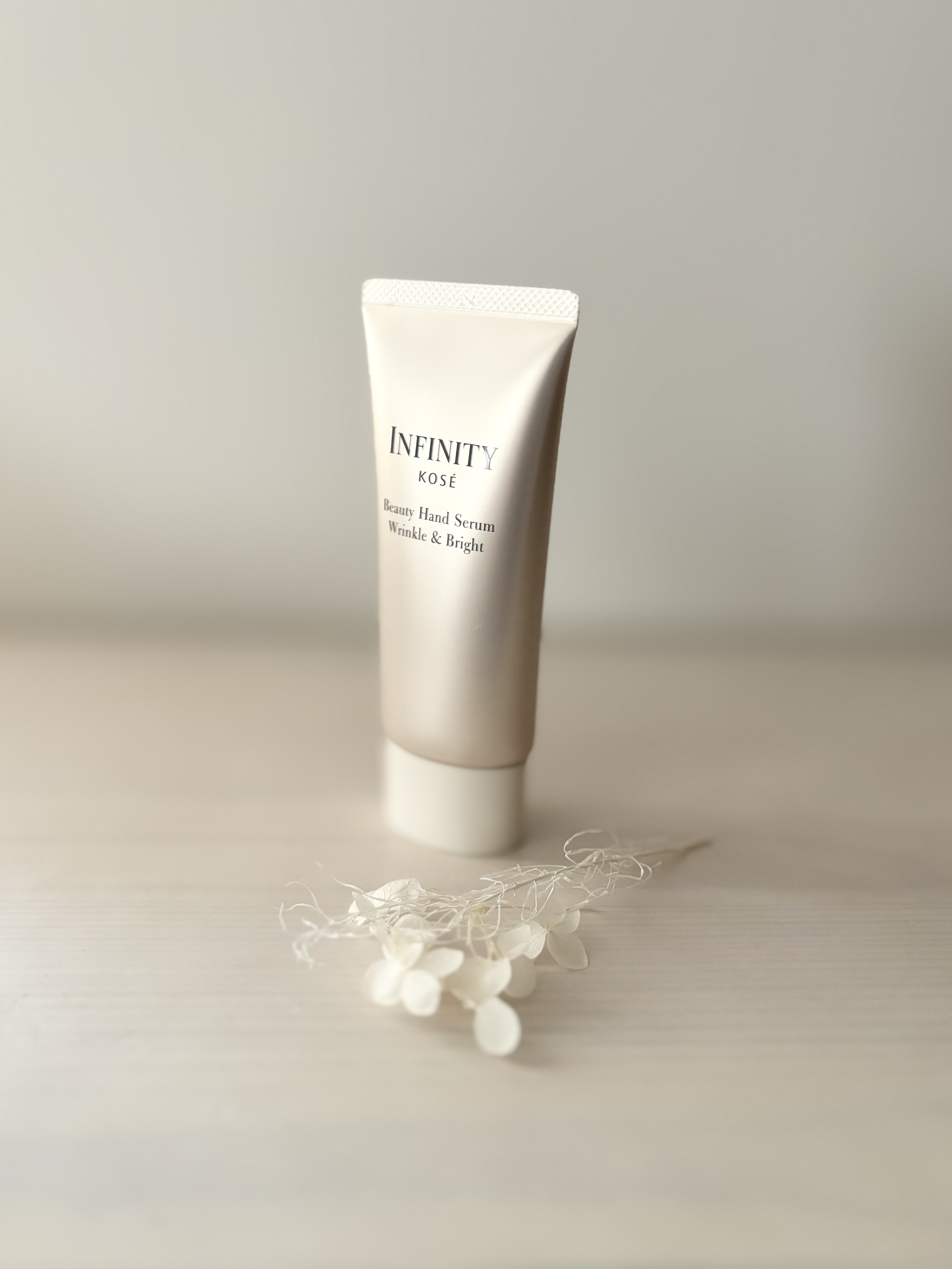 インフィニティ　ビューティハンドセラム リンクル＆ブライト

年齢が現れがちな手・指をいたわるハンド美容液です

メラニンの生成を抑えてシミ・ソバカスを防ぐ美白有効成分「トラネキサム酸」
表皮と真皮にアプローチするシワ改善有効成分「リンクル