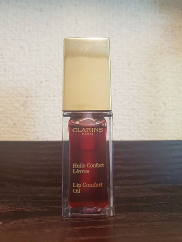 CLARINS　03番のレッドベリーを購入！

塗った感じは軽くて唇をうるうるにしてくれる！！
ちょっとぺとぺと感はあるけど保湿力抜群だしレッドベリーはほんのり色が着いてかわいい💓