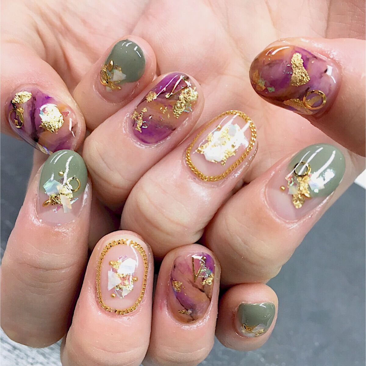 秋色のニュアンスネイル🍂
透け感がある部分があるからか
こっくりカラーでも重くない雰囲気🥰

#ジェルネイル
#ネイルデザイン
#秋ネイル 
#ニュアンスネイル
#ショートネイル