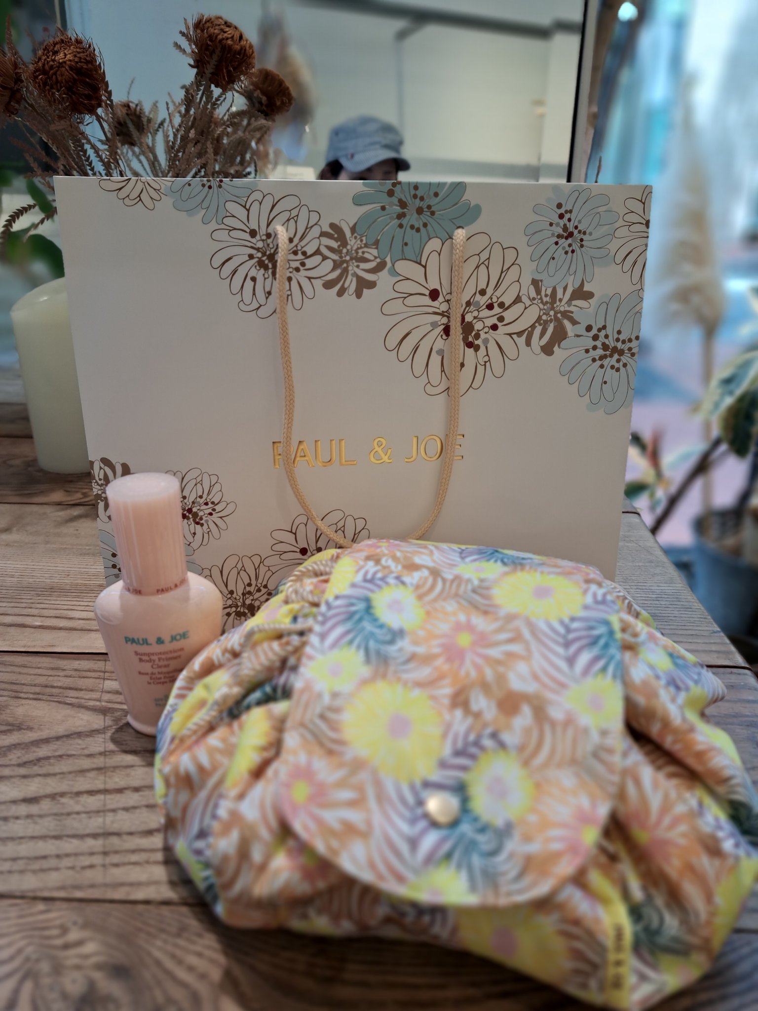 ポール&ジョーの日焼け止めをリピート。今年はコロコロっとした黄色いポーチ。可愛いね☀️お弁当とか入るな…と思いつつ…ノベルティよりも、日焼け止めが優秀だからね！
ココナッツの香りがして好きな人には好まれる◯
敏感肌の人にも優しくて私は荒れな