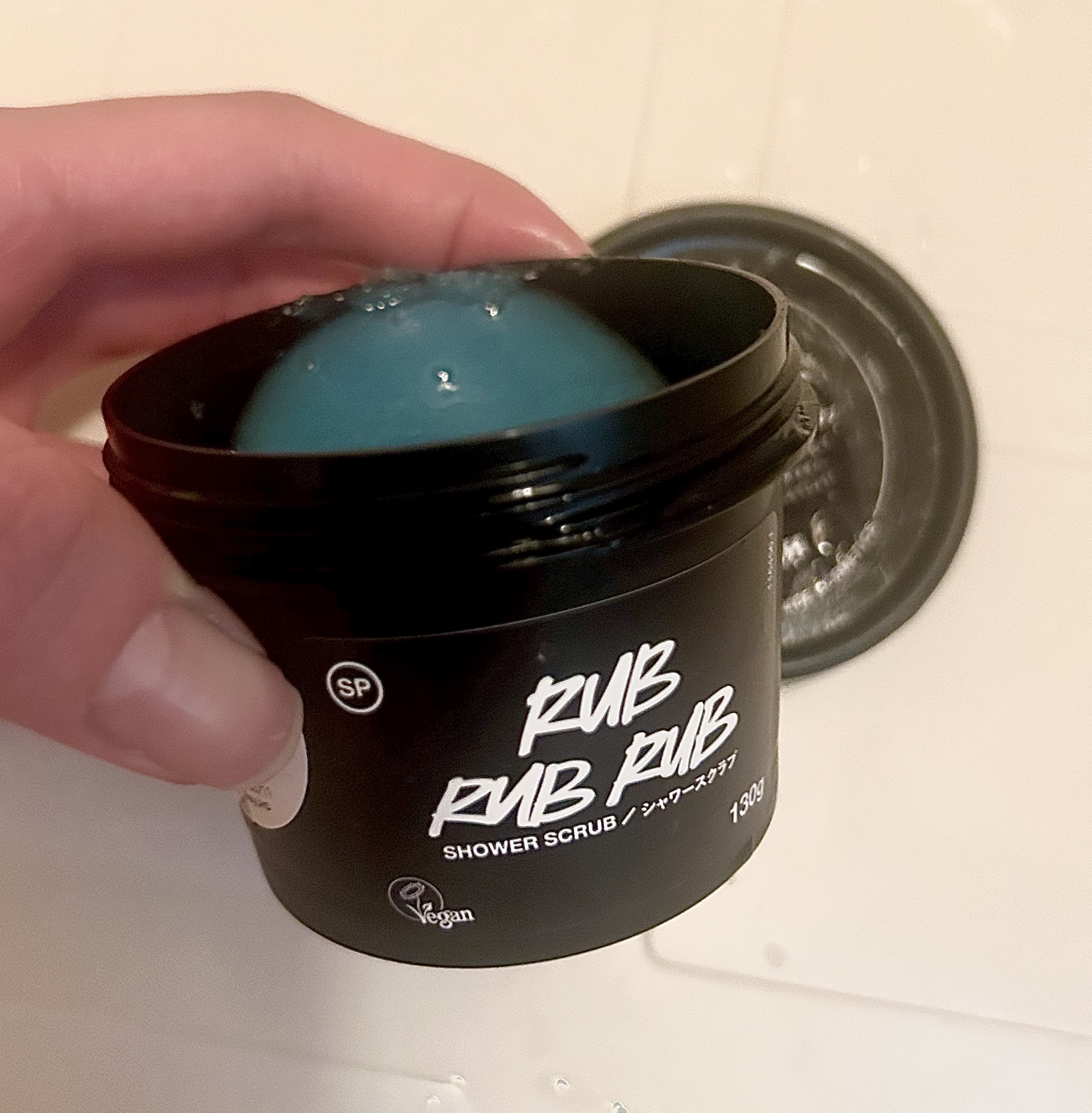 初LUSHはソルティロック🛁

スクラブ入りで顔パックでお肌ツルツルに！！

スクラブがこれでもかって言うぐらい入っててめっちゃ感激しました✨️

お肌にたっぷりつけて3回ぐらい使用しましたが、まだ半分ぐらい残ってます。


スペシャルケ