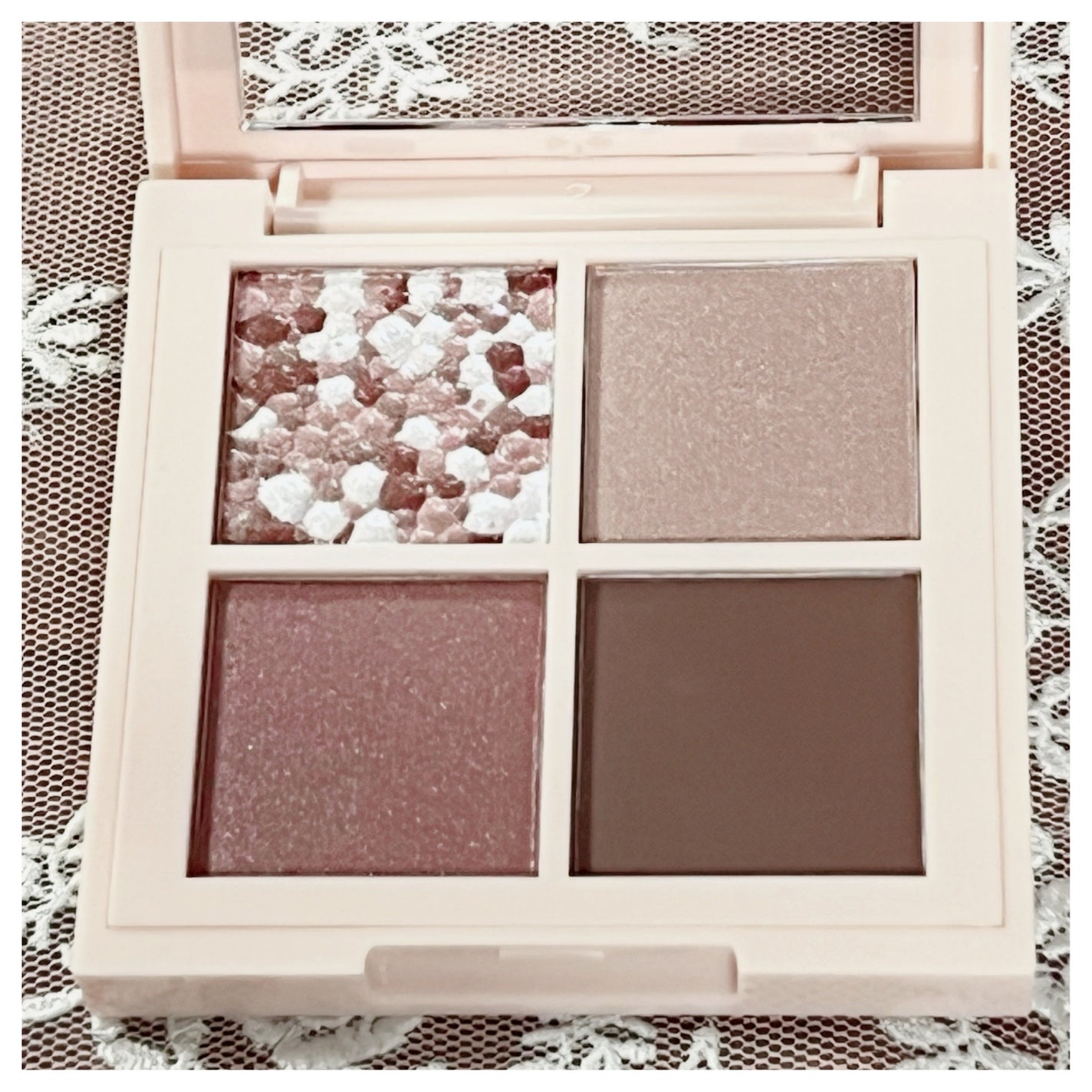 レブロン ダズル アイシャドウ クアッド/REVLON/アイシャドウパレットを使ったクチコミ(2枚目)