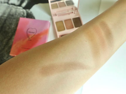 Anna on LIPS 「トレンドのカラー眉。ふんわり仕上がるので誰でも挑戦しやすいのが..」(4枚目)