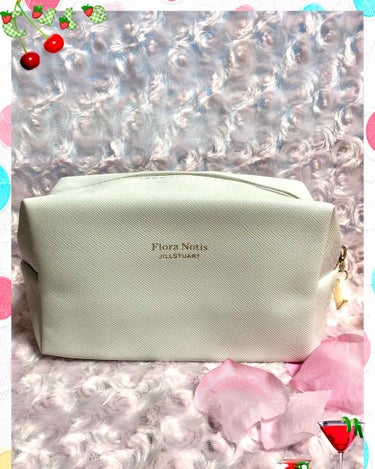 Flora Notis JILL STUART スノーホワイトウィンター オードパルファンセレクションのクチコミ「ジル⭐️フローラノーティス🎄クリスマス
こんにちは😃
フローラノーティス ジルスチュアート購入.....」（3枚目）