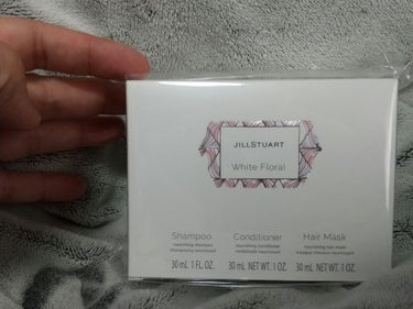 JILL STUART シャンプー／コンディショナー ホワイトフローラルのクチコミ「【使った商品】シャンプー コンディショナー ヘアマスク 
 ホワイトフローラル
【商品の特徴】.....」（1枚目）