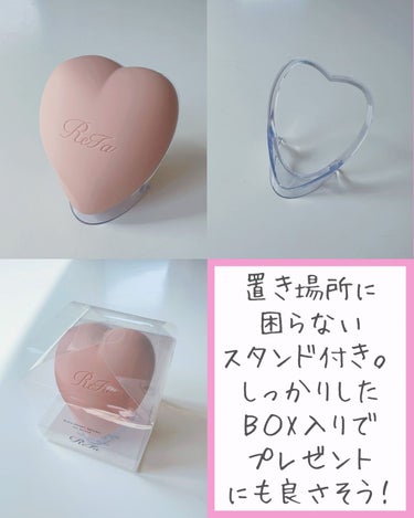 ReFa HEART BRUSH for SCALP
マットピーチ
￥2,970

これはもう、ヘッドスパなんじゃ…💆‍♀️✨
(個人の見解) 


使い方は簡単、通常どおりシャンプーを泡立てて、
このブラシを使い頭皮を洗うだけです！
それだけ！！笑

一見よくあるヘッドマッサージ用ブラシだけど、
使ってみるとマッサージ加減がたまらんのです…🤤
ここはエステかな？？笑

ブラシの突起以外にも溝が入ってるので
そこが良い仕事するのかもしれません…🧐 
🍑みたいで可愛いカタチと握りやすいフォルムも
良い感じです💗

うちの夫は『これ…ヤバイな…』とかなりお気に入り🤣
どんだけ(笑)

これでシャンプーすると、指を使ってシャンプーする
よりも抜け毛が少なく感じます✨️
これって地肌にも優しいし、髪の毛も絡まりにくく
洗えてるって事かなと思ってます☺️💖

頭皮と顔の皮膚は繋がってるので、頭皮をケアする事で
顔のたるみなどにアプローチできるって聞いてから毎日
ブラシを使ってシャンプーしています。
頭皮をマッサージすると頭全体の血行が良くなり、
目元の青クマにも効果的らしいのでそれはもう毎日かかさずマッサージしてます(笑)

今まで他のメーカーのマッサージブラシも使ってきた
けど、他社の物に比べて頭皮をマッサージできてるって
感じがありますね☺️✨️

1日頑張って、疲れた頭もリラックス〜🥰

3,000円以下なのでちょっとしたプレゼントにも
良さそうだなぁと思いました🎁💕 


 #正直レビュー  #私のクマカバー法 
の画像 その2