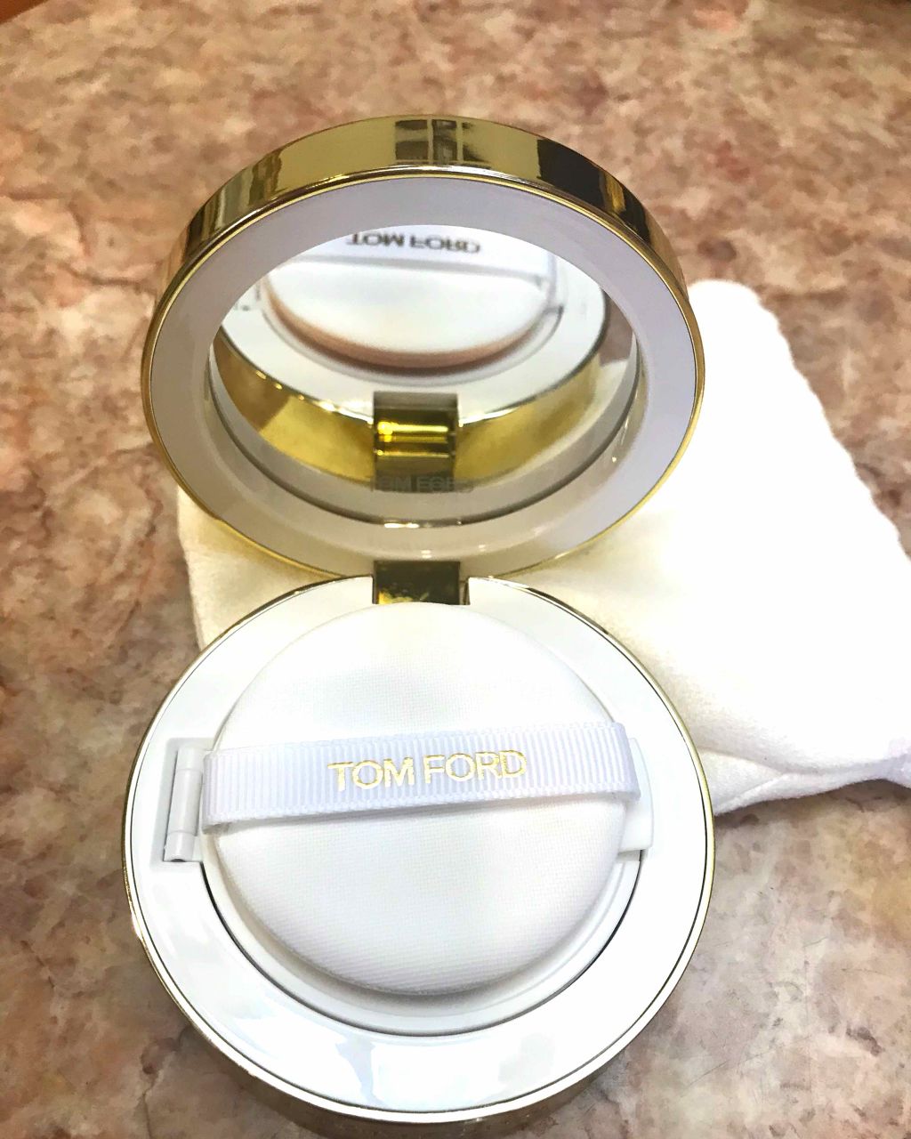 TOM FORD BEAUTY ソレイユ グロウ トーン アップ ファンデーション SPF40 ハイドレーティング クッション コンパクトのクチコミ「TOM FORD  
ソレイユ グロウトーンアップ ファンデーション
ハイドレーティング クッ.....」（2枚目）