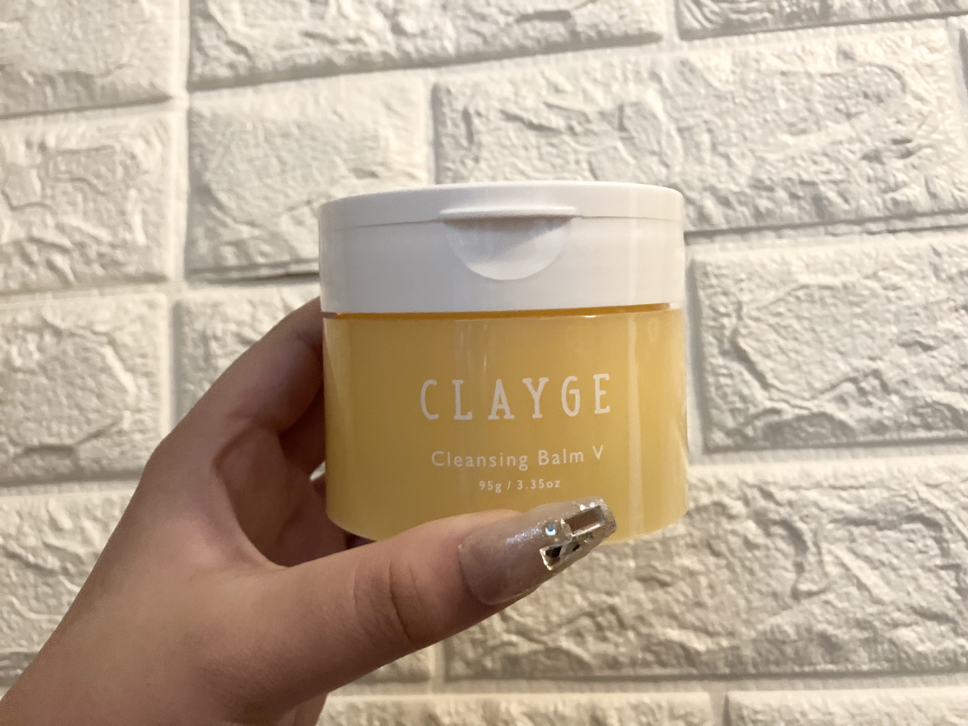 グレージュ　クレンジングバームV

この1つでクレンジング・洗顔・角質ケア・マッサージケア・保湿美容パックの5つの機能を兼ね備え、毛穴の色ムラ・くすみ・黒ずみも、すっきり落としてくれるみたいです！


テクスチャーは手に乗せるとバターのよう