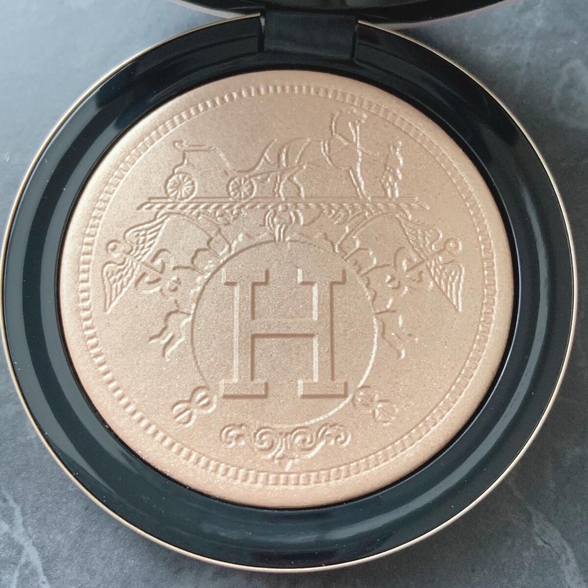 プードル オルフェーヴル フェイス&アイ イルミネイティングパウダー/エルメス/プレストパウダーを使ったクチコミ(6枚目)