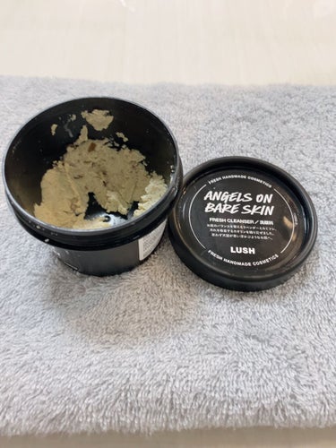 LUSH
天使の優しさ（洗顔料）


価格　　　100g           ¥1420


使用方法

手の平に取って少しずつ水を加えながらペースト状にねり、肌に馴染ませる様に顔全体をマッサージ


