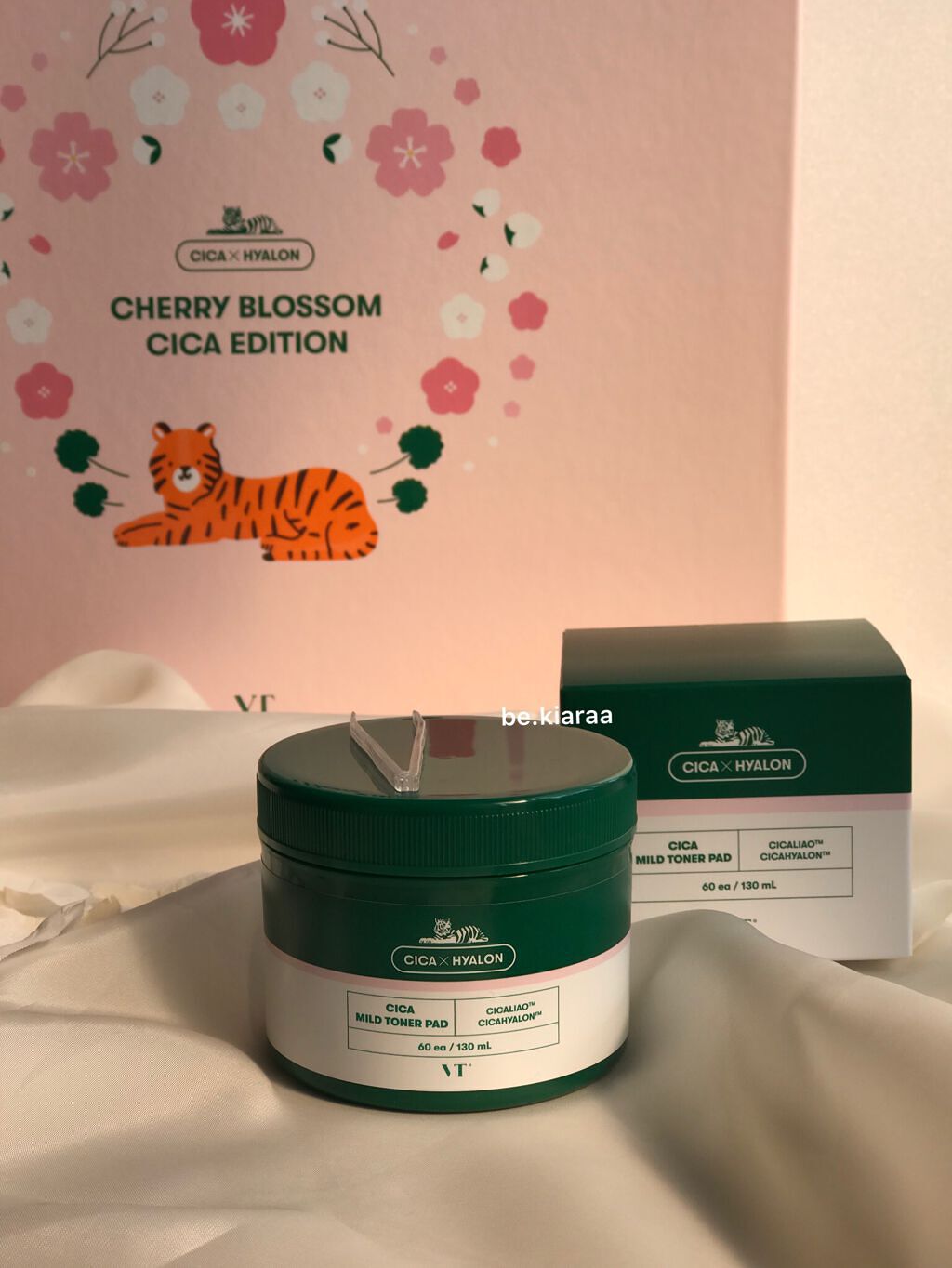 パッド1枚で角質ケアと化粧水の役割✨
            
洗顔後、顔全体を拭き取るだけ！
エンボス面で優しく拭き取り角質を取り除いた後は、裏面で水分を補給します！
スッキリとして潤った感じです🎶

ピンセットで一枚づつ取り出せるので