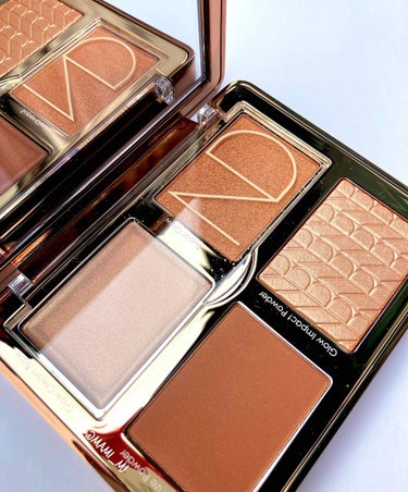 Natasha Denona
『Tan Bronze & Glow Palette』

ブロンザー＆ハイライターです

左上がシマーなクリームベースとなっていてその上にハイライトを重ねます。
右下のハイ