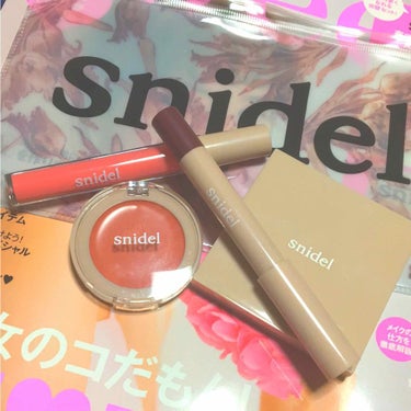 【sweet5月号 付録】

snidelの春コスメ4点セット＆花柄ポーチ

4月12日（本日）発売です◎

2枚目はメインとも言えるアイシャドウパレットの写真ですが、無加工で載せてみたので色合いはこん