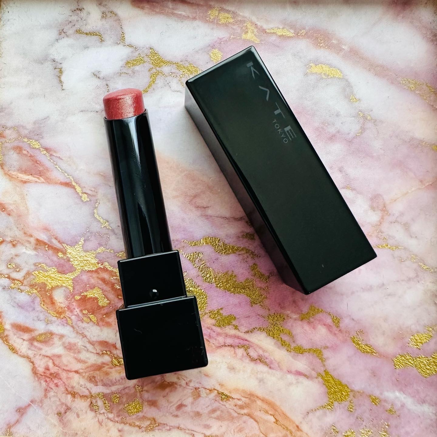 💄KATE
リップモンスター
104 桜色のひと時
神のお恵み🎁
💄
大バズりのあのお色💚🤎
私の足では見つけられず
今回もなんと神のお恵み🥹❤️‍🔥

104 桜色のひと時
カラーとしてはピンクブラウン系🤎
大人っぽくて落