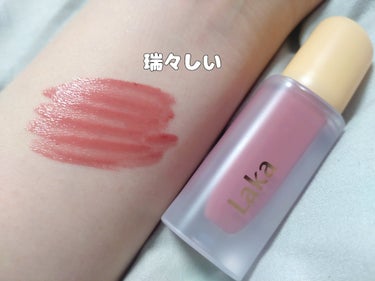 ✔ Laka
フルーティーグラムティント
102 デューイ

人気のこちらをLIPS SHOPPINGでみかけたので
購入してみました！！

色は沢山あって悩んだけど
102のくすみピンクカラーにしました😊

ティントだから透け感つよいのかなと
思ってましたが、
瑞々しいのにしっかり色がつきます。
透け感も少し残しつつ潤いもあります。

人気な理由が分かります🥰

カラバリ豊富なので、リップモンスターのように
何本も持っておきたいです👋

ただ匂いが、海外の欲ある人工的な甘い匂いなので
唯一そこが残念かなぁ

色持ちもいいし、私は特に荒れなかったです🥱が
敏感肌で唇荒れやすい方だと荒れそうな使用感は
ありました。
落ち方は汚くなかったです。

レッド系のカラーも購入したいですね😌

 #甘いチョコレートメイク の画像 その1