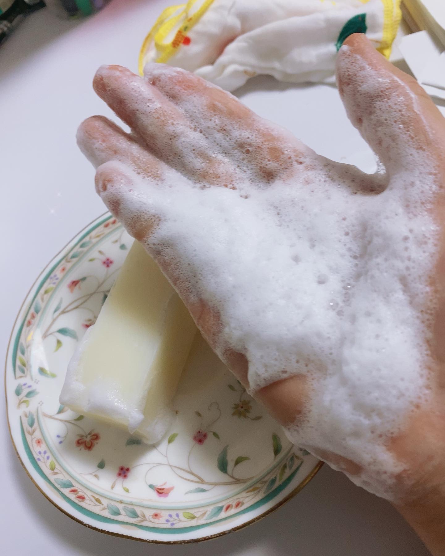 レモングラスの化粧石鹸

洗顔料がなくなり　今回こちらのショップで
レモングラスの化粧石鹸購入いたしました
　　　　　　↓
天然石と健康雑貨のアムールさん

https://amour0604.jp/

早速使ってみました
香りがレモン🍋