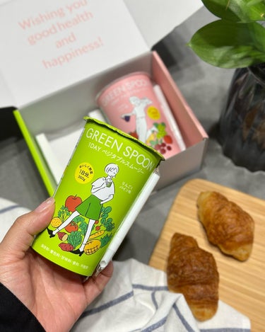 GREEN SPOON GREEN SPOONのクチコミ「GREEN SPOONから
2種がスムージーが発売されたよ🥬🍓

野菜も果物も手軽に摂れるスム.....」（2枚目）