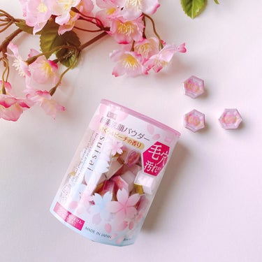 桜のパッケージになるとなぜか買いたくなります😂

限定さくらピーチの香り🌸🍑
パウダーも淡いピンク色でかわいい😍

さくらんぼのような香りで開けた時は強めに感じましたが、泡立てるとあまり気になりませんでした。

使用感は定番のものと変わらず、泡立ちもいいし洗い上がりがつるっとします。

コスメで春を感じるのっていいなと思いました😊


#スイサイ
#suisai
#洗顔パウダー
#酵素洗顔
#洗顔料
#ビューティークリアパウダーウォッシュN
#スキンケア
#限定コスメの画像 その0