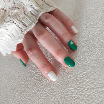 あちゃみん on LIPS 「新緑ネイル🌿私の推し色グリーンとホワイトの爽やかな組合せで、新..」(4枚目)